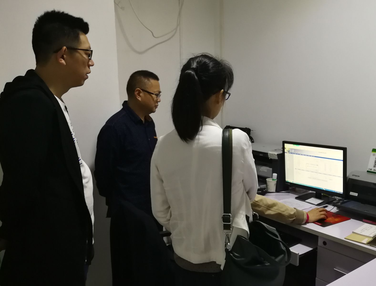 達州殯儀館一行人觀察了工作人員操作殯儀館系統(tǒng)的使用過程7